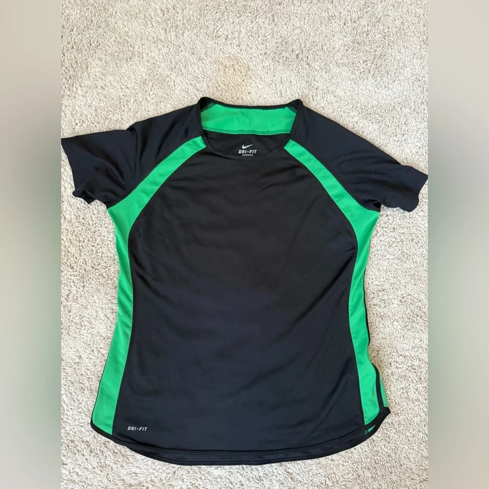 Nike Dri-FIT SZ L Shirt in Black and Green. Short sleeve.